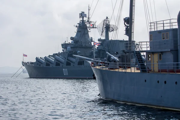 Navios de guerra cinzentos em alto mar fecham Fotografia De Stock