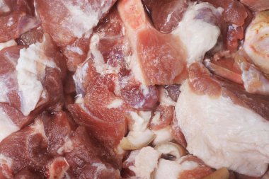 pişmemiş domuz eti