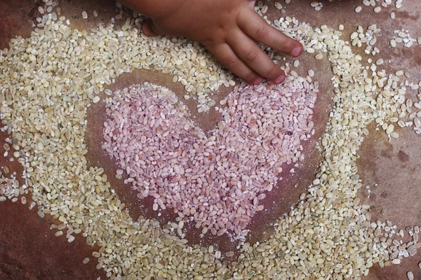 Çocuk el bir kalp çizimi