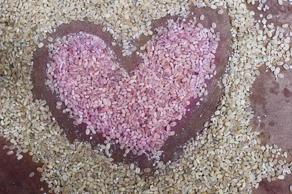 Pembe Kalp buğday taneleri ile çizilmiş