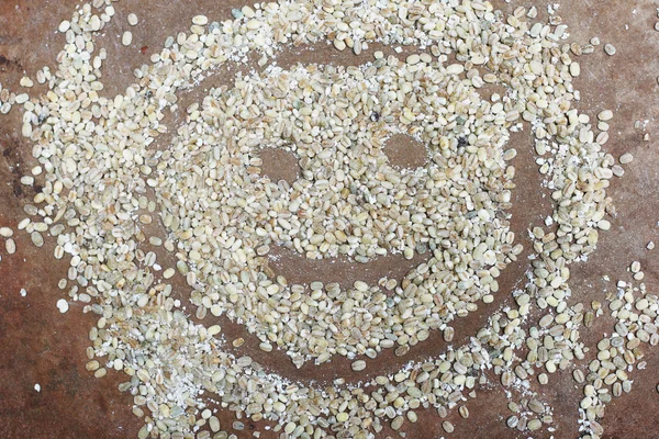 Mutlu yüz buğday garins ile çizilmiş