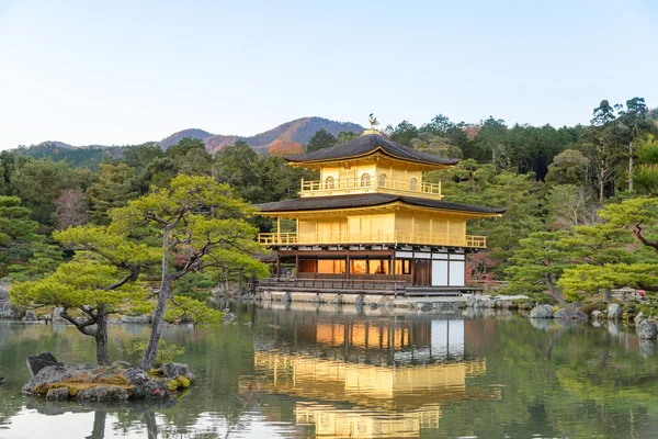 Kinkaku-ji o Pavilhão de Ouro na temporada de Outono, Japão — Fotografia de Stock