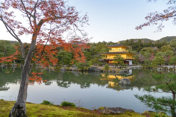 Kinkaku-ji gyllene paviljongen i höst säsongen, Japan — Stockfoto