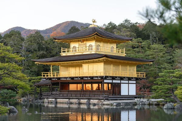Kinkaku-ji o Pavilhão de Ouro na temporada de Outono, Japão — Fotografia de Stock