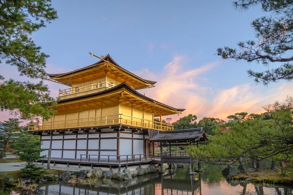 Kinkaku-ji o Pavilhão de Ouro na temporada de Outono, Japão — Fotografia de Stock