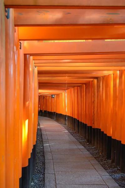Portão de tori vermelho no Santuário Inari Fushimi em Kyoto, Japão — Fotografia de Stock