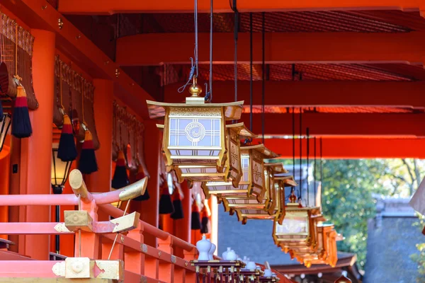 Lanternas de ouro em Fushimi Inari Taisha Santuário, Kyoto, Japa — Fotografia de Stock