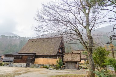 Shirakawa gitmek (Shirakawa-go) yağmurlu bir gün