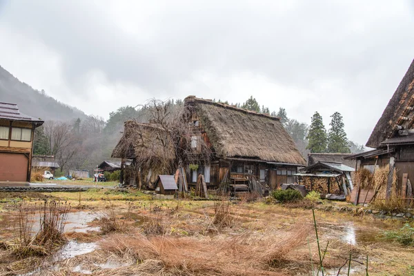 Shirakawa Go (Shirakawa-go) in regenachtige dag — Stockfoto