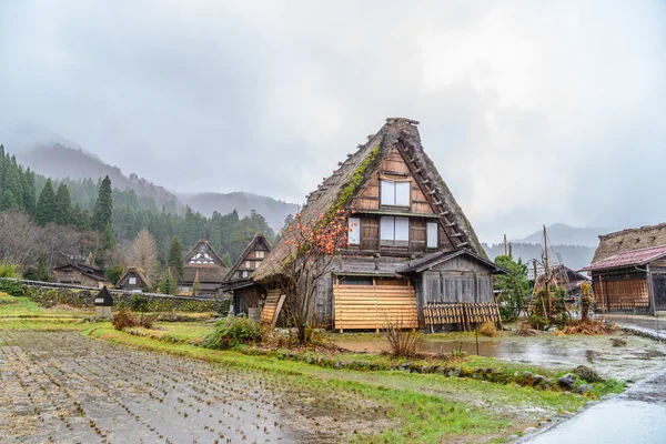 Shirakawa Go (Shirakawa-go) no dia chuvoso — Fotografia de Stock