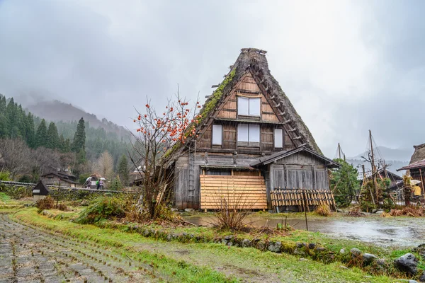 Shirakawa Go (Shirakawa-go) no dia chuvoso — Fotografia de Stock