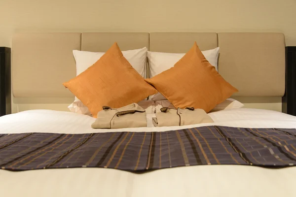 Kussens en Nachthemd op bed, moderne slaapkamer — Stockfoto