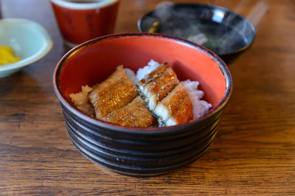 Anguille japonaise grill sur riz, kabayaki sur riz dans un bol, japonais f — Photo