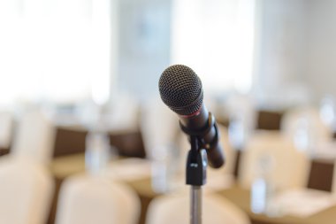 Mikrofon boş konferans salonunda