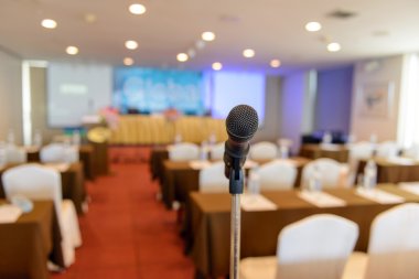 Mikrofon boş konferans salonunda