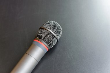 siyah tabl üzerinde mikrofon