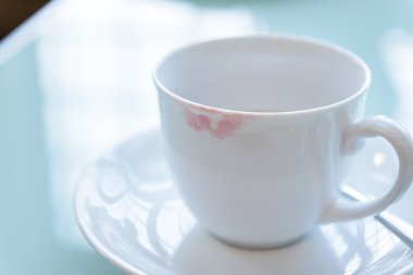 ruj üzerinde seramik kahve bir kadından cu leke