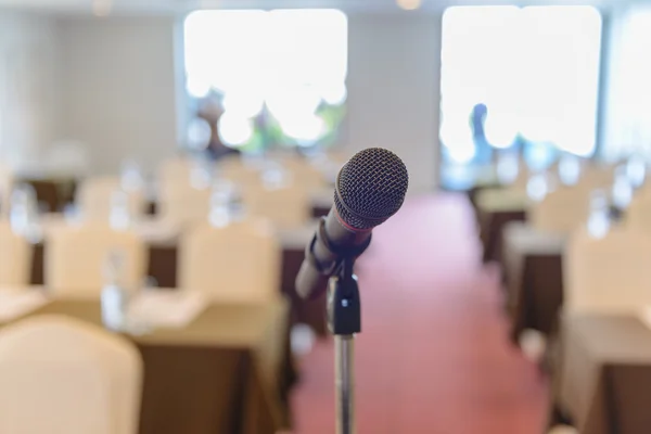 Mikrofon v prázdných konferenční místnosti — Stock fotografie