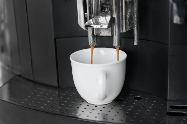 Máquina de café vertiendo en la taza. elaborando café — Foto de Stock
