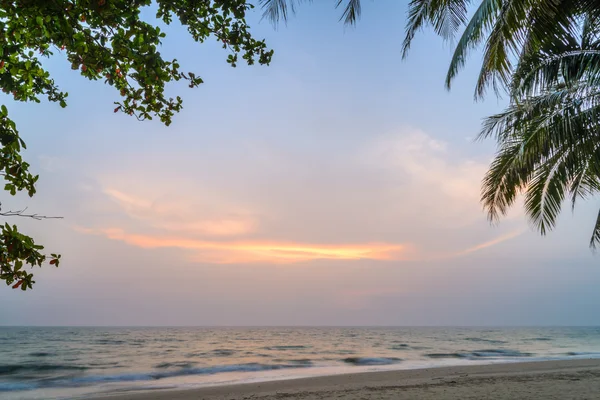 Sunset with Palm trees silhouette in Chang island or Koh Chang, — Stock Photo, Image