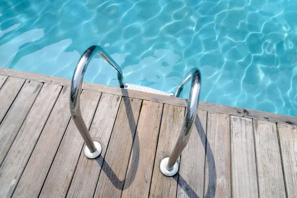 Escalier métallique menant à l'entrée de la piscine — Photo