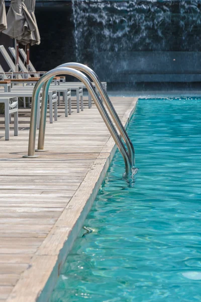 スイミング プールへの入り口を金属製の階段 — ストック写真