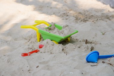 renkli plaj oyuncakları kum üzerinde