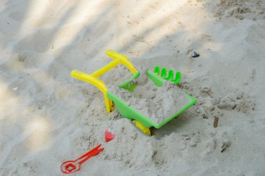 renkli plaj oyuncakları kum üzerinde