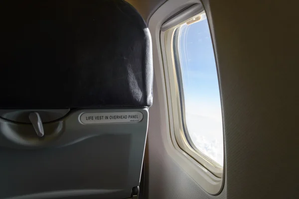 Okno samolotu. Wewnątrz samolotu — Zdjęcie stockowe