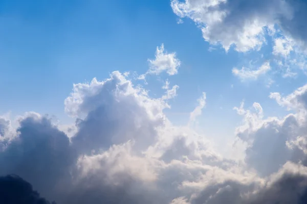 Blick auf Wolken und Himmel aus dem Flugzeugfenster — Stockfoto