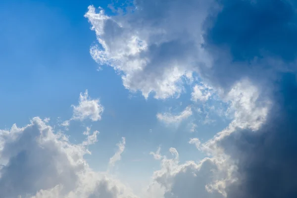 Blick auf Wolken und Himmel aus dem Flugzeugfenster — Stockfoto