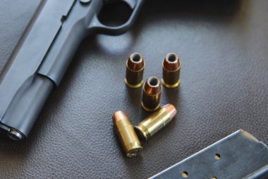 .45 Kalibre içi boş nokta mermi tabanca ve dergi yakın le