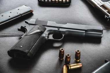 .45 Kalibre içi boş nokta mermi tabanca ve dergi yakın le