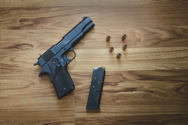 Vue de dessus de pistolet semi-automatique calibre .45 avec magazine et — Photo