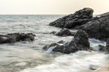 Uzun pozlama vurdu. Tayland at taş plajı ile deniz scape