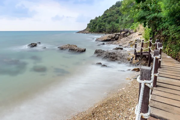 Lange blootstelling geschoten. Zee scape met stenen strand van Thailand — Stockfoto