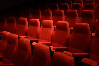 Boş kırmızı sinema koltukları, kırmızı koltuk. Koyu tonu