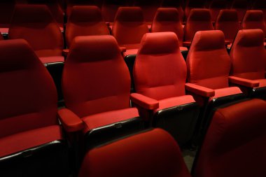 Boş kırmızı sinema koltukları, kırmızı koltuk. Koyu tonu