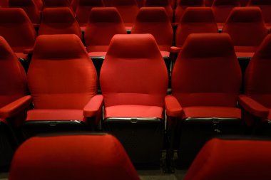 Boş kırmızı sinema koltukları, kırmızı koltuk. Koyu tonu