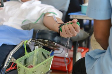 Lastik top elinde tutan kan donör erkek kan bağışı