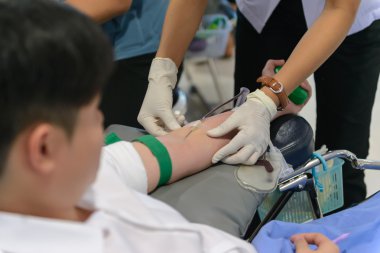 Kan donör kan intravenöz enjeksiyon veren hemşire yapmak