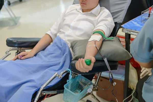 Донор крови при сдаче, сдаче крови — стоковое фото