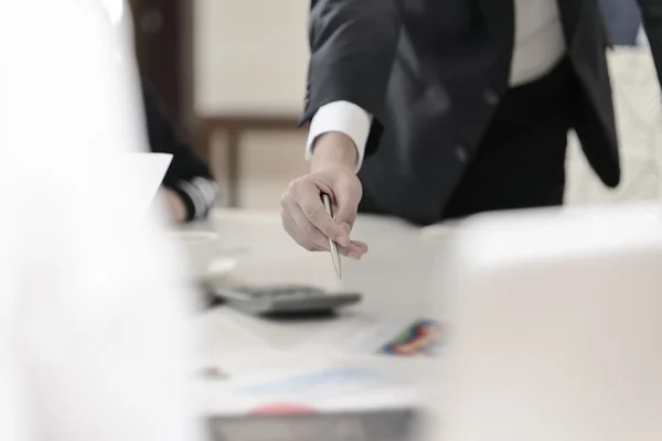 Gente de negocios discutiendo el esquema en reunión — Foto de Stock