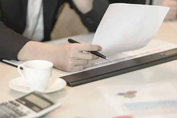 Closeup el iş kadın kalem ve mali belge tutun — Stok fotoğraf