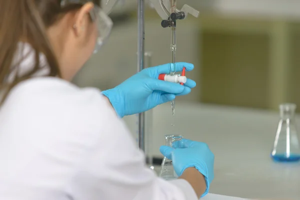 Bilim adamı olan kadınla titrasyon tekniği göstermek