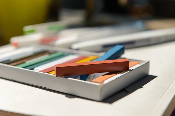 Νέα κραγιόνια παστέλ χρώμα σε κουτί - επιστροφή στο σχολείο, εκπαίδευση, τέχνες — Φωτογραφία Αρχείου