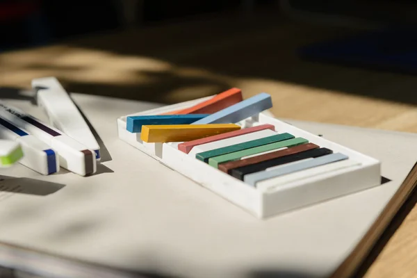 Los nuevos lápices de colores pastel en la caja - de vuelta a la escuela, la educación, las artes — Foto de Stock