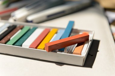 Yeni boya kalemi pastel eğitim, kutusunda - okula geri ar renk