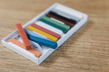 Yeni boya kalemi pastel eğitim, kutusunda - okula geri ar renk