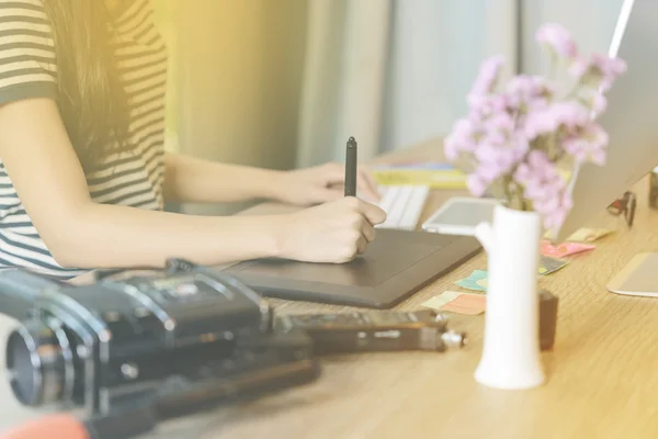 Primer plano de la mano derecha femenina que trabaja en la mesa de la pluma en casa u oficina —  Fotos de Stock